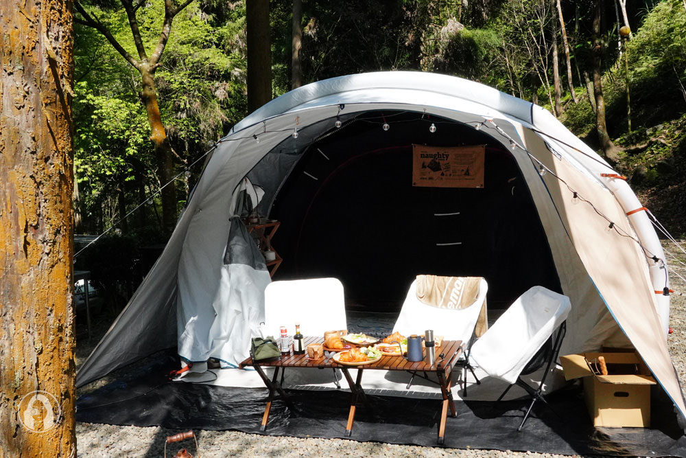 露營‧新竹五峰 | 谷燕養鱒場 櫻花樹下露營地，山林與溪谷相伴，活鱒料理鮮活美味