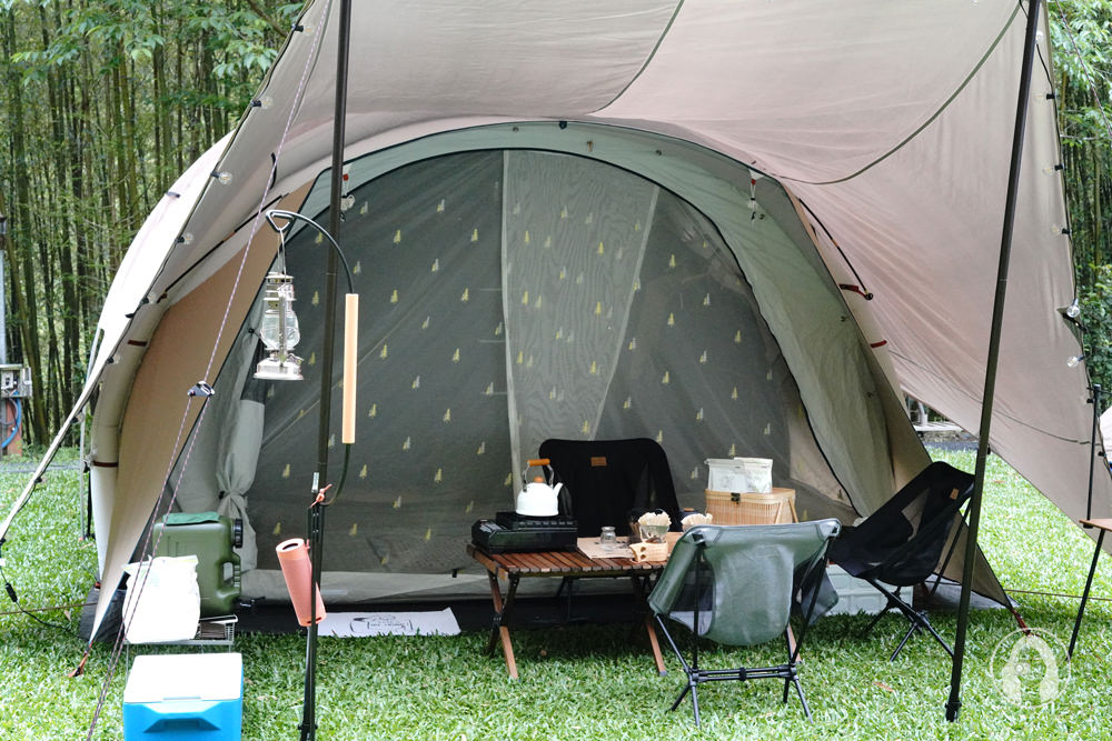 露營.新竹尖石 金鶯露營園地，美麗草皮、花卉繚繞，油羅溪旁用心經營的好營區