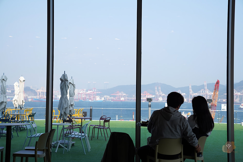 享受釜山 4 天 3 夜行程這樣玩! 美食、咖啡、景點專車接送超愜意 - 第6張圖 釜山-P.ARK-피아크-玻璃屋海景咖啡,階梯座位環景觀海-烘焙麵包、甜點必吃,釜山影島新開幕的複合式文化空間