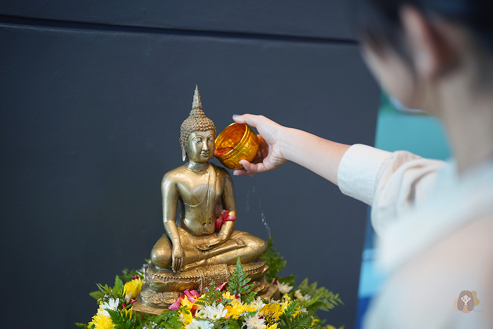 泰國宋干節浴佛-佈施