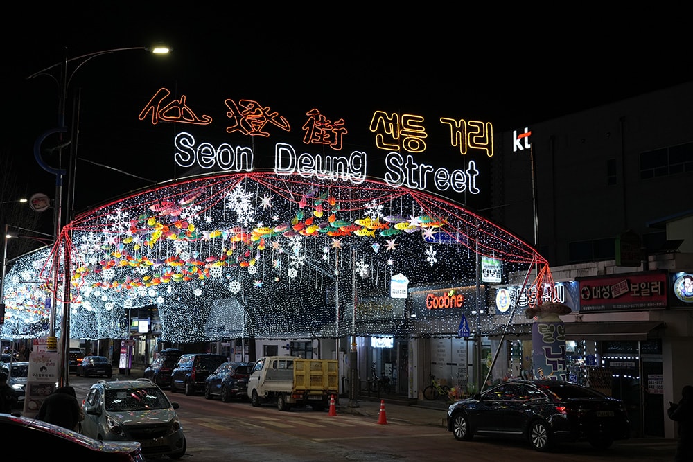 冰雪王國華川山鱒魚節,韓國江原道冬季限定慶典活動,冰釣、烤魚、冰雕、冰上活動及聖誕老人見面會 - 第53張圖 江原道華川仙燈街慶典