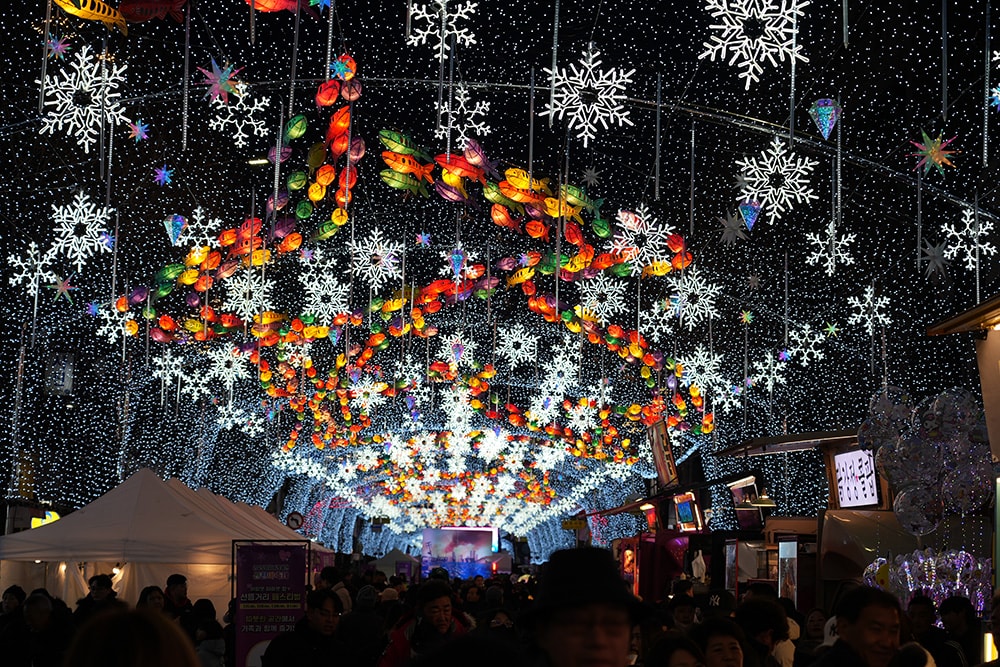 冰雪王國華川山鱒魚節,韓國江原道冬季限定慶典活動,冰釣、烤魚、冰雕、冰上活動及聖誕老人見面會 - 第55張圖 江原道華川仙燈街慶典