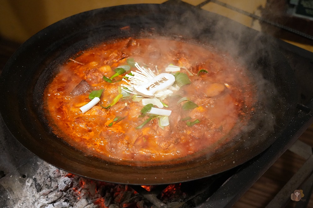 春川九峰農場鍋蓋辣雞湯 춘천 구봉농원 솥뚜껑 닭볶음탕