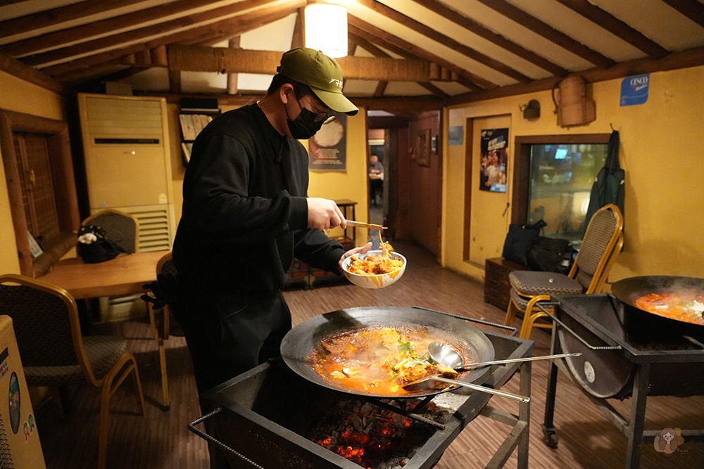 春川九峰農場鍋蓋辣雞湯 춘천 구봉농원 솥뚜껑 닭볶음탕