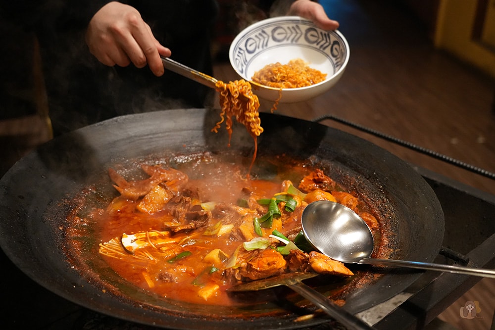 春川九峰農場鍋蓋辣雞湯 춘천 구봉농원 솥뚜껑 닭볶음탕