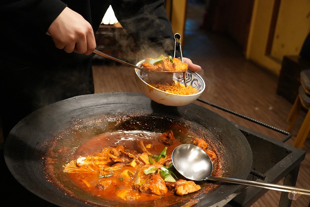 春川九峰農場鍋蓋辣雞湯 춘천 구봉농원 솥뚜껑 닭볶음탕