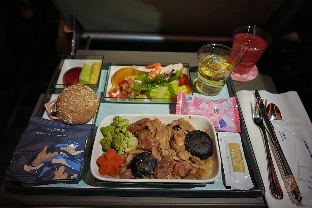 華航 A350-900 豪華經濟艙開箱,直飛布拉格實搭心得|餐點、座位、過夜包、WiFi 全記錄 - 第16張圖 中華航空豪經艙