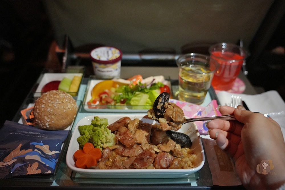 華航 A350-900 豪華經濟艙開箱,直飛布拉格實搭心得|餐點、座位、過夜包、WiFi 全記錄 - 第17張圖 中華航空豪經艙