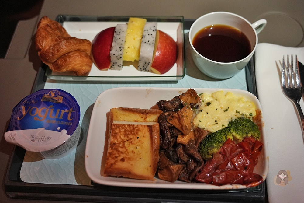 華航 A350-900 豪華經濟艙開箱,直飛布拉格實搭心得|餐點、座位、過夜包、WiFi 全記錄 - 第21張圖 中華航空豪經艙