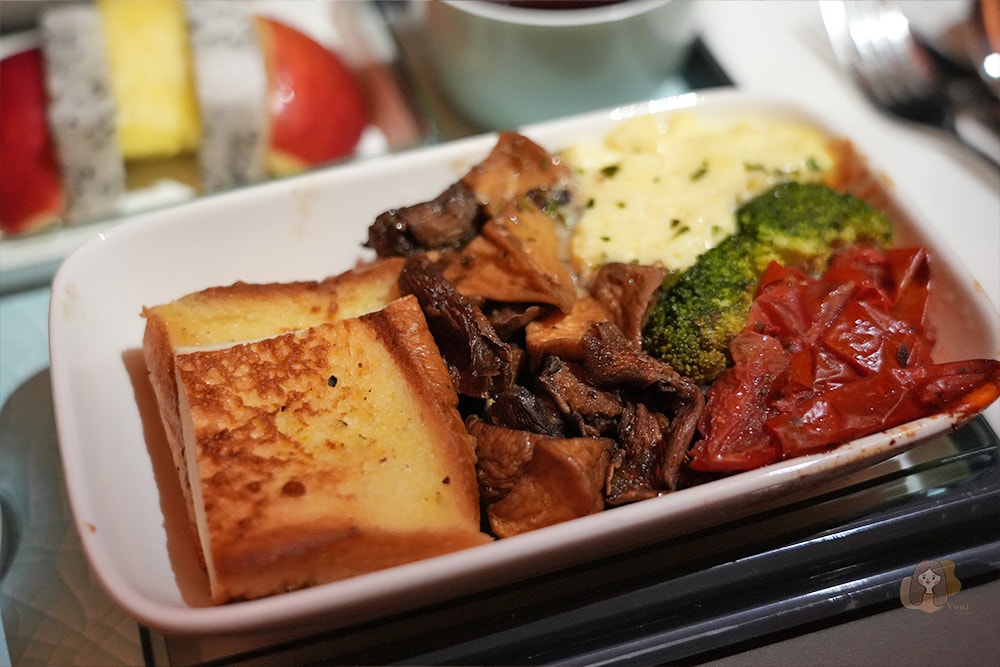 華航 A350-900 豪華經濟艙開箱,直飛布拉格實搭心得|餐點、座位、過夜包、WiFi 全記錄 - 第22張圖 中華航空豪經艙