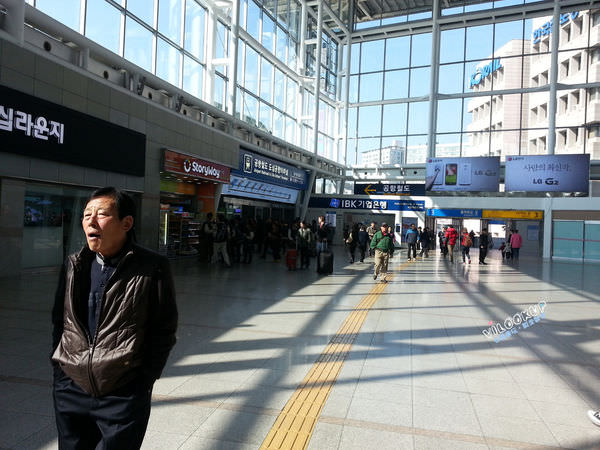 連接仁川機場快線和首爾地鐵1、4號線的首爾站轉乘通道001.jpg